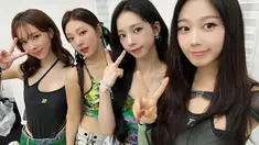 Aespa foto bersama di belakang panggung acara Waterbomb Festival 2023  yang dilangsungkan pada Minggu (25/6/2023). (Foto: Instagram/ aespa_official)