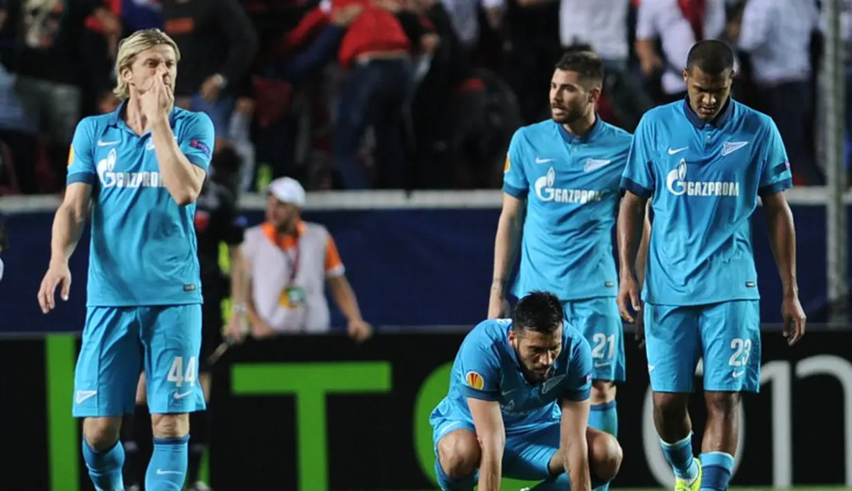 Bek Zenit, Ezequiel Garay tertunduk kecewa lantaran gawanganya dijebol oleh Denis Suarez