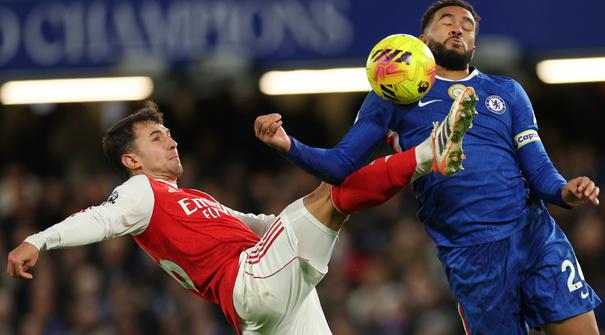 Pemain Arsenal, Martin Zubimendi (kiri) berebut bola dengan pemain Chelsea, Reece James dalam laga lanjutan Liga Inggris 2025/2026 di Stamford Bridge, London, Minggu (30/11/2025). (AP Photo/Ian Walton)
