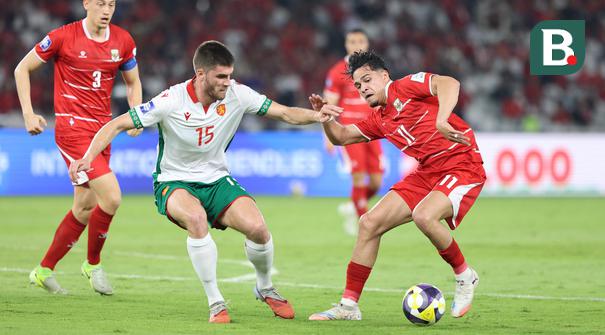 Pemain Timnas Indonesia, Ragnar Oratmangoen (kanan) menggiring bola dibayangi pemain Bulgaria, Petko Hristov dalam laga final FIFA Series 2026 di Stadion Utama Gelora Bung Karno (SUGK), Senayan, Jakarta, Senin (30/03/2026). (Bola.com/M Iqbal Ichsan)