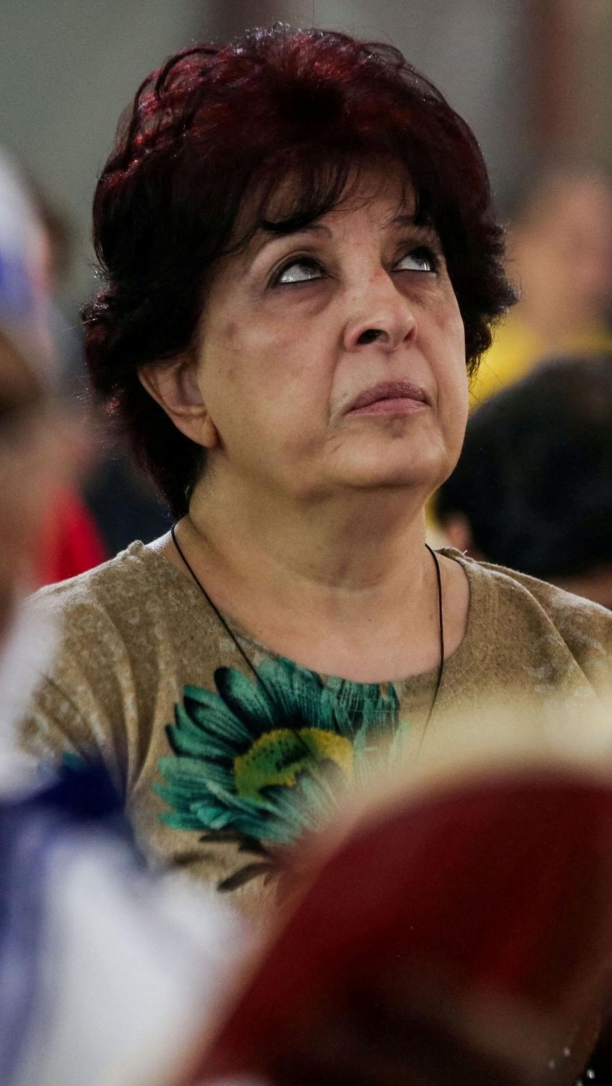 Umat ​​Kristen Palestina berdoa saat menghadiri misa Paskah di Gereja Keluarga Kudus di Kota Gaza (31/3/2024). Foto: REUTERS / Dawoud Abu Alkas