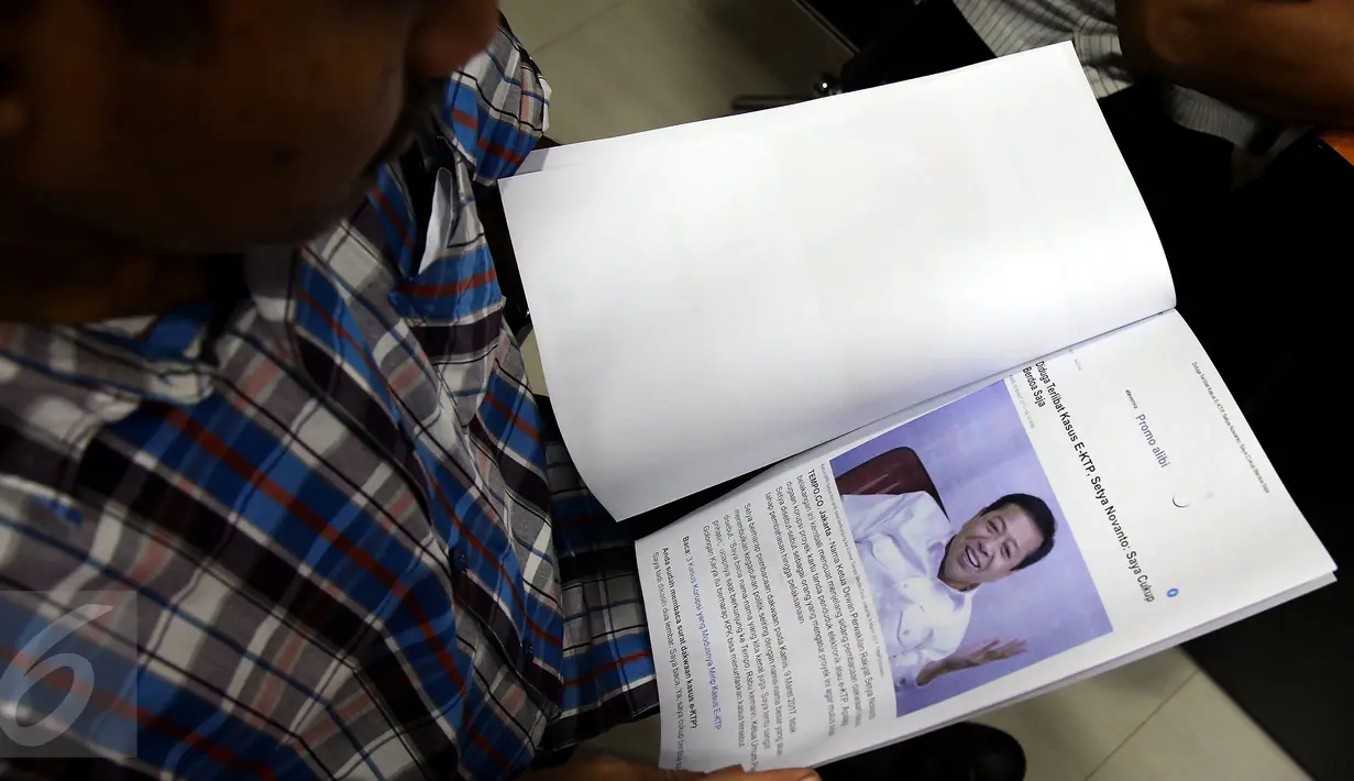 Koordinator Masyarakat Anti Korupsi Indonesia (MAKI) Boyamin Saiman (kanan) menyerahkan laporan ke Mahkamah Kehormatan Dewan (MKD) DPR, Jakarta, Kamis (16/3). Ketua DPR Setya Novanto dilaporkan terkait kasus korupsi e-KTP. (Liputan6.com/Johan Tallo)