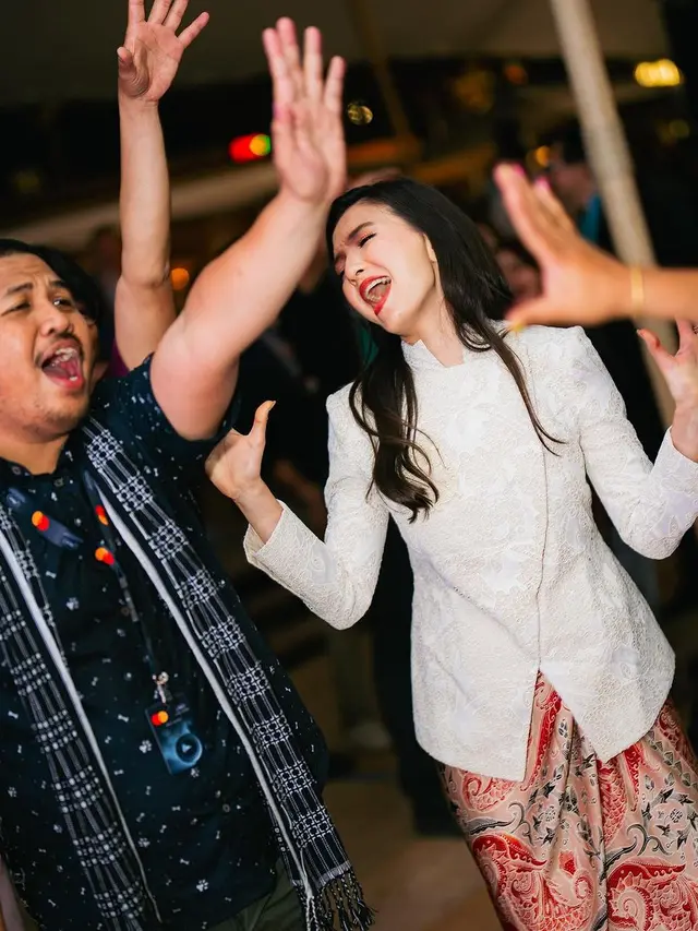 Raline Shah Padukan Kebaya dan Kain Ulos di Penutupan Festival Film Cannes 2024