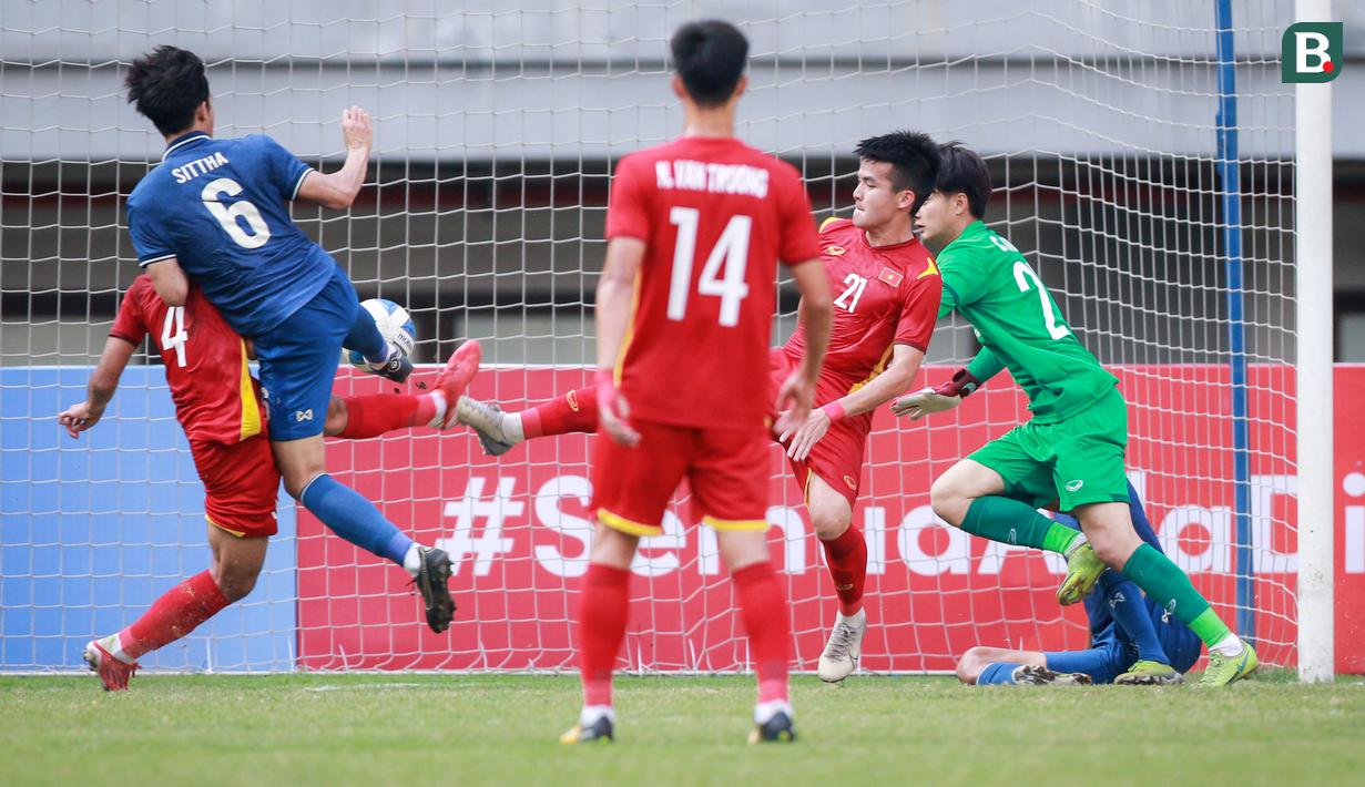 <p>Pemain Thailand U-19, Sittha Boonlha, mencetak gol ke gawang Vietnam U-19 pada laga perebutan tempat ketiga Piala AFF U-19 2022 di Stadion Patriot Chandrabhaga, Bekasi, Jumat (15/7/2022). (Bola.com/Bagaskara Lazuardi)</p>