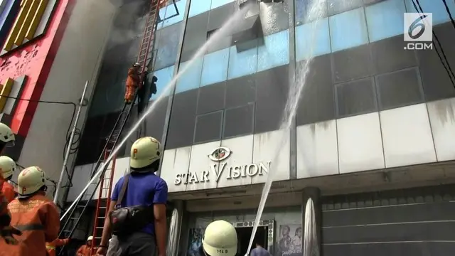 Terjadi kebakaran di gedung Star Vision di Cempaka Putih, Rabu (30/5).