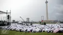 Massa aksi damai 2 Desember bersujud saat menunaikan ibadah salat Jumat di Monas, Jakarta, Jumat (2/12). Meski hujan mengguyur, massa tetap bertahan di saf masing-masing dan melangsungkan salat Jumat bersama-sama. (Liputan6.com/Faizal Fanani)