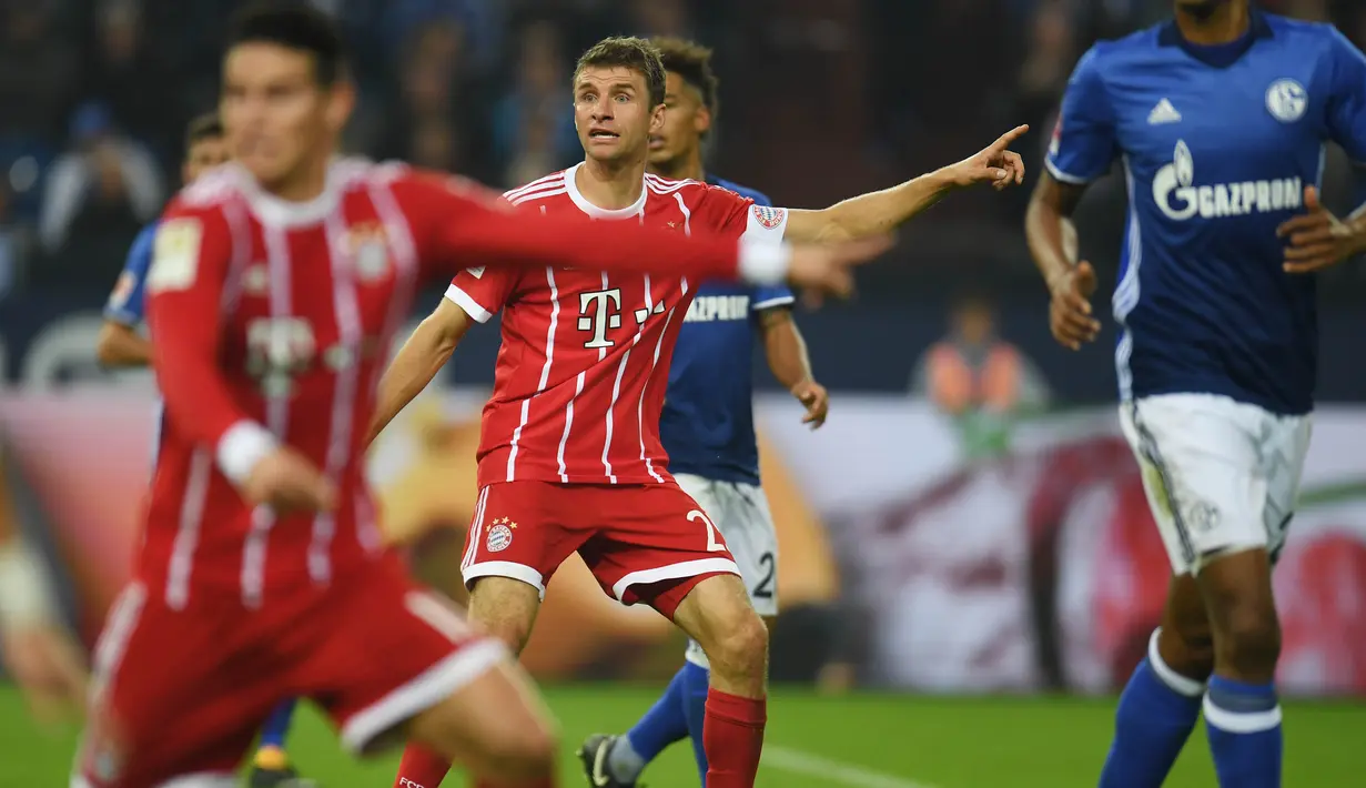 Striker Bayern Munchen, Thomas Mueller, saat pertandingan melawan Schalke pada laga Bundesliga, di Stadion Veltins, Selasa (20/9/2017). Bayern Munchen menang 3-0 atas Schalke. (AFP/Patrik Stollarz)