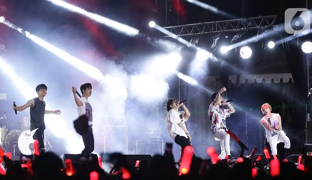 Penampilan boyband Korea, iKON pada festival musik GUDFEST 2019 hari pertama di Helipad Parking Ground, Senayan, Sabtu (2/11/2019). iKon tampil energik selama 40 menit dengan membawakan lagu-lagu hits milik mereka. (Fimela.com/Bambang E. Ros)