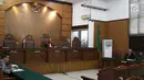 Suasana sidang praperadilan Gubernur Aceh nonaktif Irwandi Yusuf di PN Jakarta Selatan, Rabu (24/10). Hakim tunggal Riyadi Sunindyo menolak permohonan praperadilan Irwandi Yusuf. (Liputan6.com/Herman Zakharia)