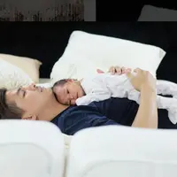 Glenn Alinskie saat mengasuh Nastusha. (Instagram @chelseaoliviaa)