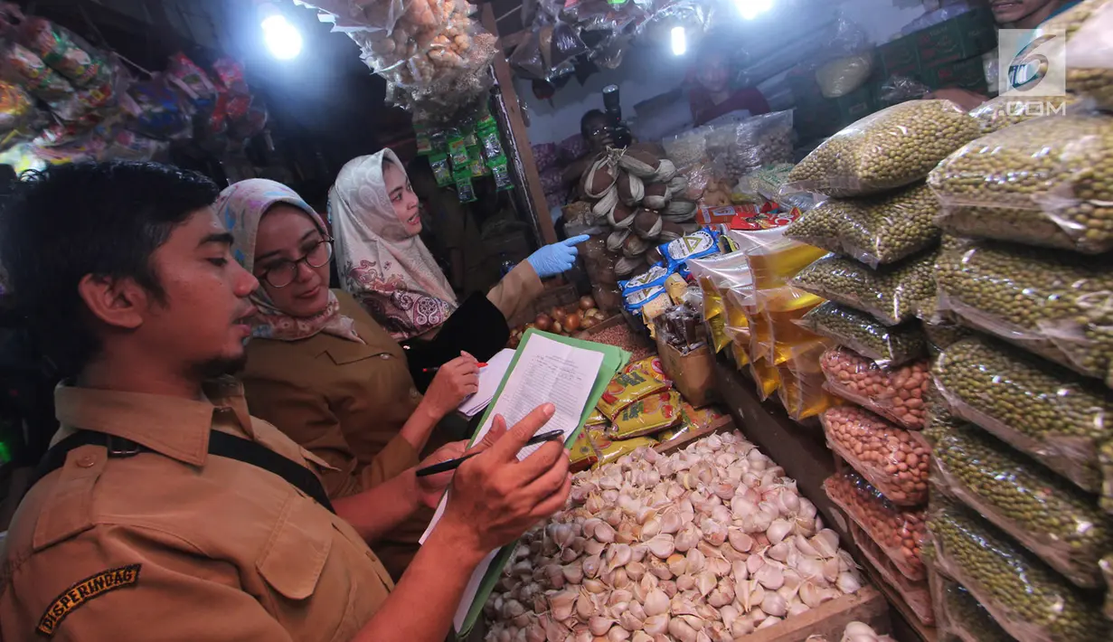 Disperindag Tangerang Selatan melakukan inspeksi mendadak (sidak) di sejumlah pasar dan supermarket kawasan BSD, Selasa (15/5). Sidak tersebut untuk mengecek ketersediaan dan kestabilan harga stok pangan menjelang bulan Ramadan. (Merdeka.com/Arie Basuki)