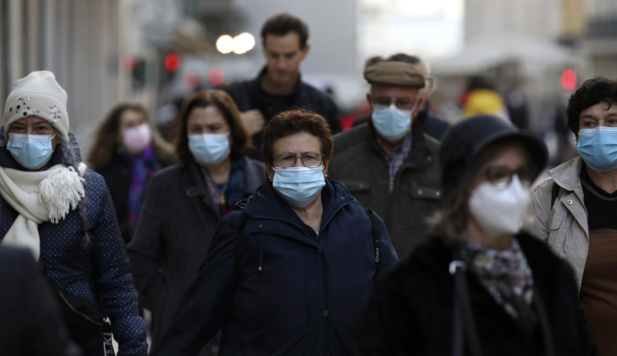 Orang-orang yang memakai masker untuk mengekang penyebaran COVID-19 berjalan di pusat Kota Lisbon, Portugal, 29 November 2021. Otoritas kesehatan Portugal mengidentifikasi 13 kasus COVID-19 varian Omicron. (AP Photo/Ana Brigida)