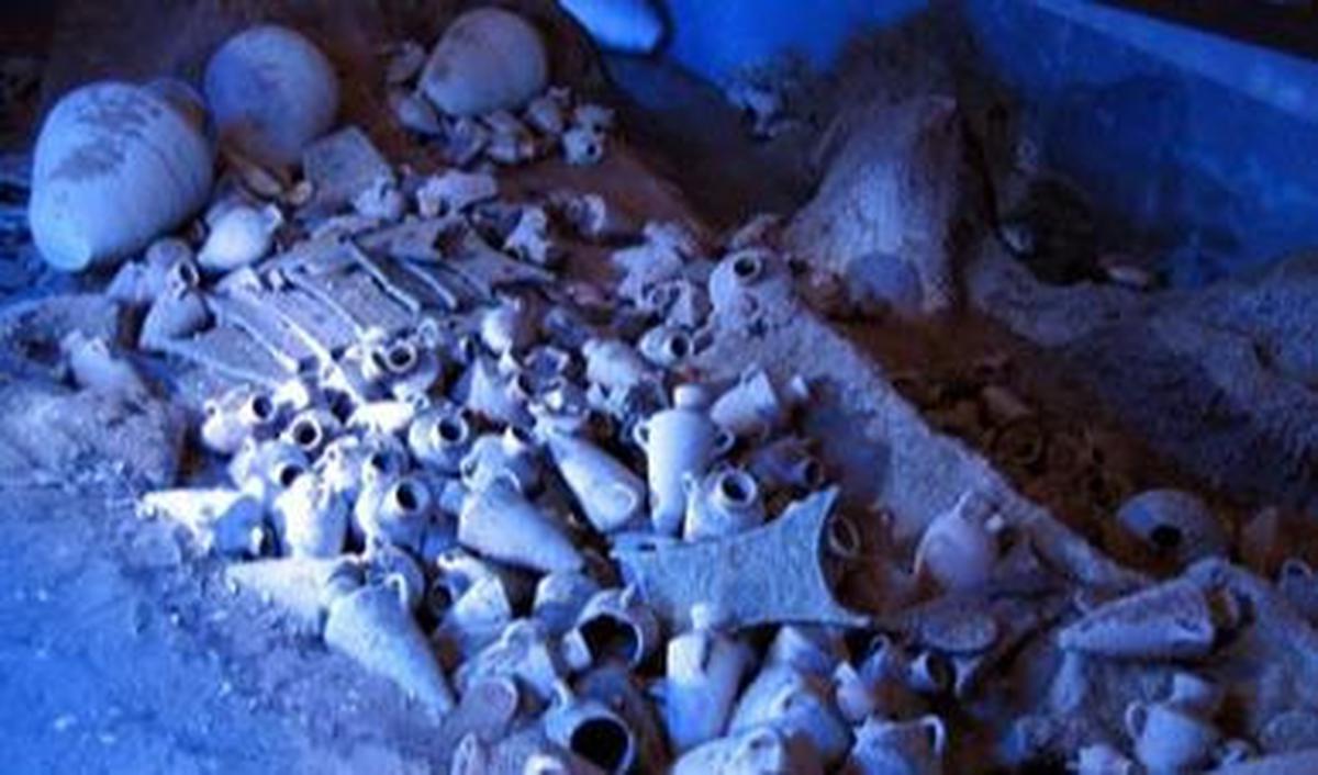 Dalam muatannya yang mencapai lebih dari 20 ton, terdapat berbagai jenis kargo termasuk bahan mentah dan barang jadi, yang merepresentasikan budaya dari Mikenai (Mycenae) hingga Mesir Kuno.