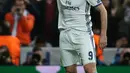 Penyerang Real Madrid, Karim Benzema melakukan selebrasi usai mencetak gol keduanya ke gawang Borussia Dortmund di Grup F Liga Champions di Santiago Bernabeu, Madrid, (8/12). Real Madrid bermain imbang 2-2 dengan Dortmund. (REUTERS/Juan Medina)