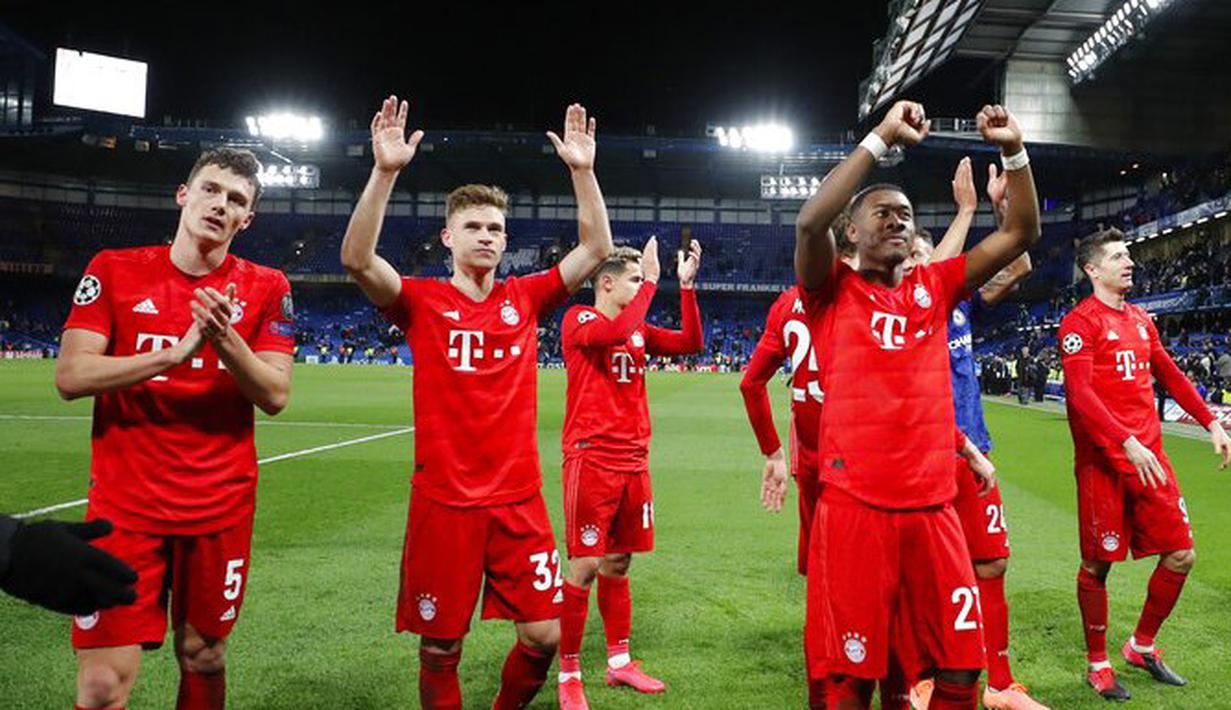Para pemain Bayern Munchen merayakan kemenangan atas Chelsea pada laga Liga Champions di Stadion Stamford Bridge, Selasa (25/2/2020). Chelsea takluk 0-3 dari Bayern Munchen. (AP/Frank Augstein)