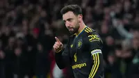 Pemain Manchester United, Bruno Fernandes, melakukan selebrasi setelah mencetak gol ke gawang Wolverhampton Wanderers pada laga Liga Inggris di Stadion Molineux, Selasa (9/12/2025). (AP Photo/Dave Shopland)