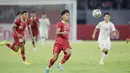 Gol yang ditunggu akhirnya tercipta di menit ke-60. Pemain berusia 18 tahun itu sukses melepas tembakan keras dari luar kotak penalti hingga merobek gawang Vietnam. (Bola.com/Ikhwan Yanuar)