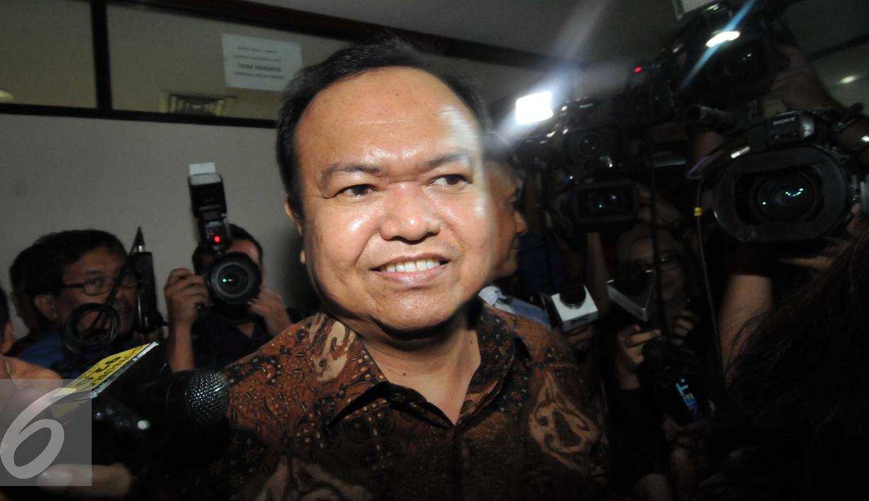 Patrice Rio Capella saat ditanya wartawan usai menjalani sidang perdana di Pengadilan Tipikor, Jakarta (9/11). Rio didakwa menerima gratifikasi Rp 200 juta dari Isteri Gubernur nonaktif Sumatera Utara. (Liputan6.com/Helmi Afandi)