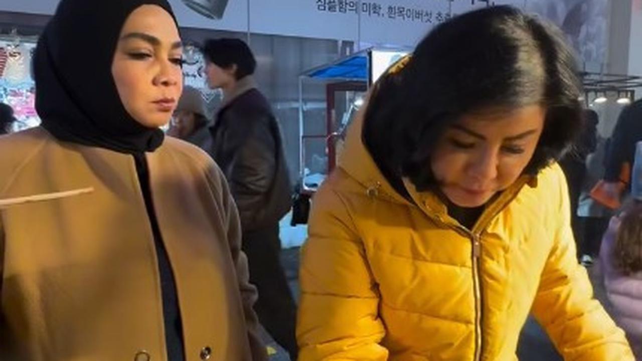 7 Potret Rieta Amilia dan Desiree Tarigan ke Korea, Nikmati Street Food dari Ubi Rebus - Rambut Nenek