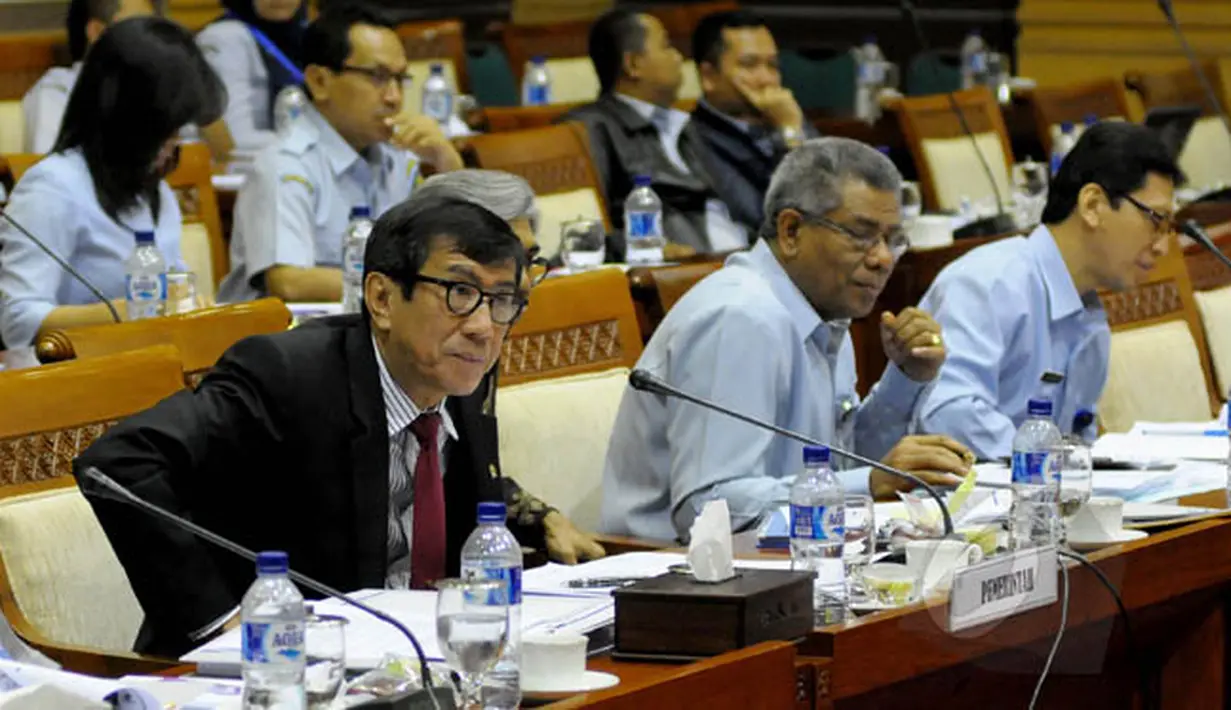 Menteri Hukum dan HAM Yasonna  Laoly mengikuti rapat kerja bersama Komisi I DPR di Kompleks Parlemen Senayan, Jakarta, Senin (2/2/2015). (Liputan6.com/Andrian M Tunay)