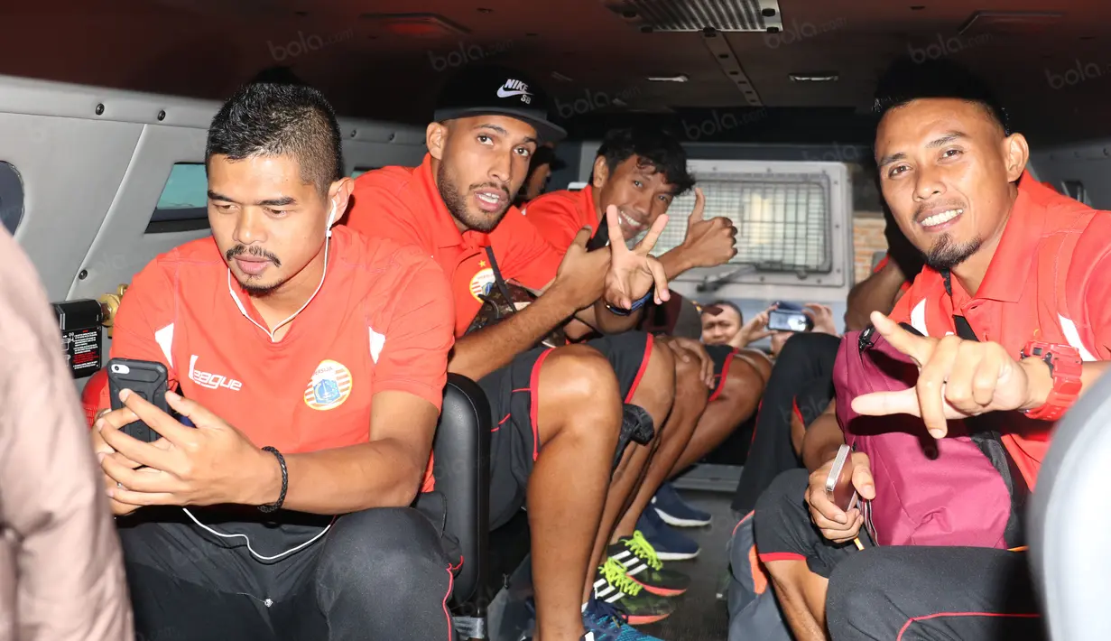 Bambang Pamungkas  dan para pemain Persija terlihat santai didalam kendaraan taktis milik Sabhara, Kepolisian Jawa Barat di Bandung, Sabtu (16/7/2016). (Bola.com/Nicklas Hanoatubun)