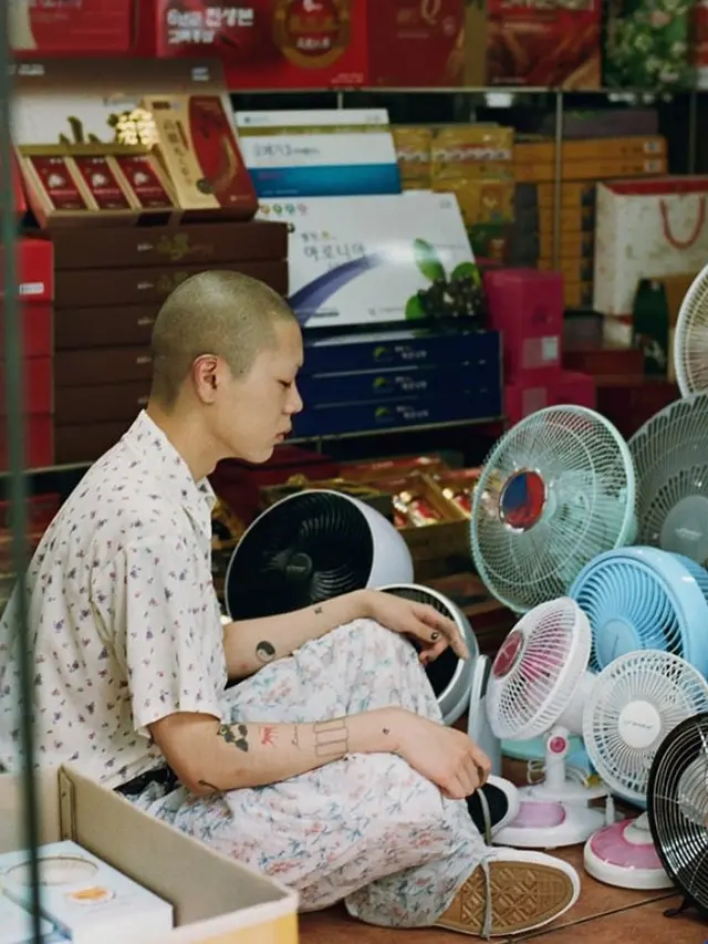 [Bintang] Editor Says: Anti Mainstream, Gaya Vokalis Band Ini Bikin Baper