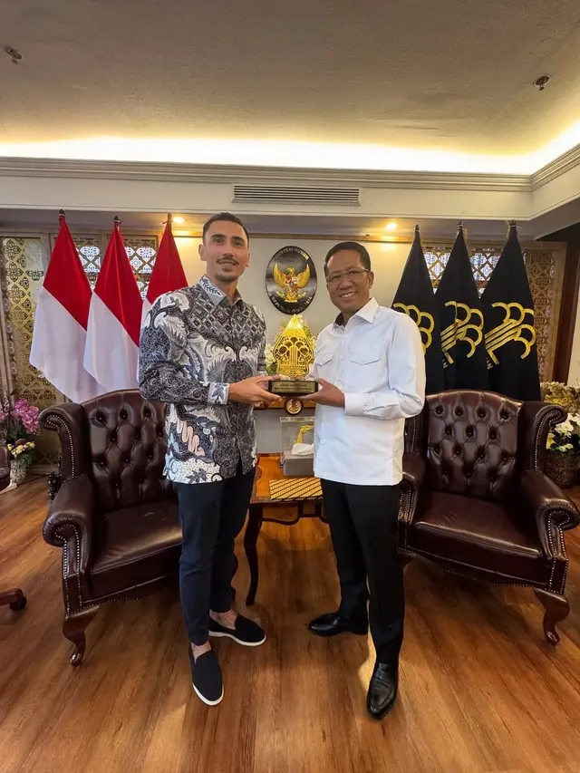 Gaya Formal Jessica Iskandar Dampingi Vincent Verhaag yang Resmi Jadi WNI, Tenteng Tas Hermes Hitam