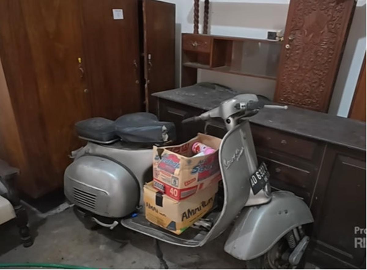 Tidak Ada yang Berubah, Potret Rumah Dono Warkop Ternyata Anak Kades, di Dalamnya ada Motor Vespa Jadul