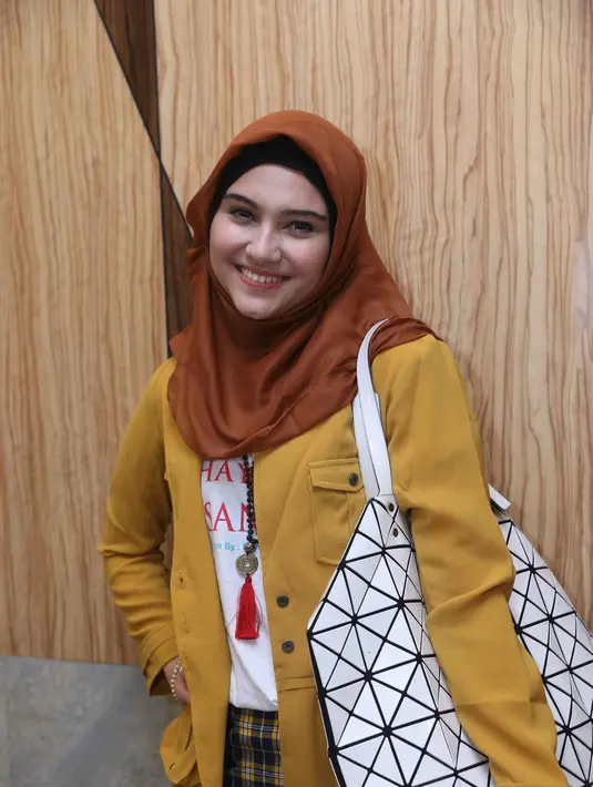 Zee Zee mengatakan, ia mengajarkan nilai-nilai agama anaknya sejak masih dalam kandungannya. Ia kerap mendengarkan MP3 ayat-ayat Alquran. (Nurwahyunan/Bintang.com)