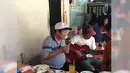 Pada postingan lainnya, Mantan Kabareskrim Mabes Polri, Susno Duadji yang tampil sederhana tampak membaur dengan masyarakat. Sambil memegang kopi Suno pun tampak tertawa disebelah pria yang sedang memegang gitar. (www.facebook.com/susno2g)