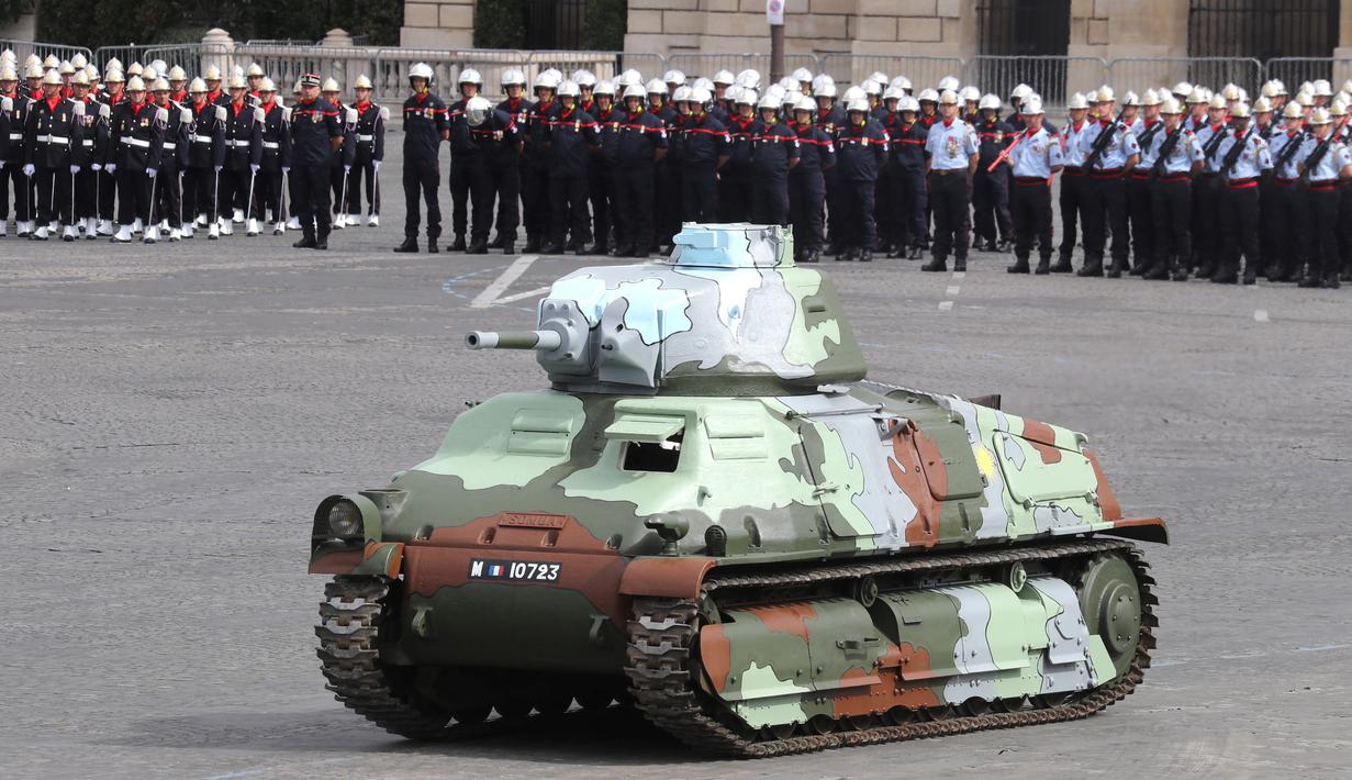 Tank Char B1 Prancis dari Perang Dunia II ditampilkan dalam upacara militer tahunan Bastille Day di Place de la Concorde, Paris (14/7/2020). Prancis mengadakan parade tersebut dengan pengurangan jumlah peserta pasukan sebagai langkah untuk keamanan terhadap penyebaran Covid-19. (AFP/Thomas Samson)