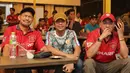Ekspresi kecewa Ibnu Jamil, Rian d'Masiv, dan Mario Delano saat Roaring Night Liga Inggris antara Manchester City melawan Manchester United di Picth 98, Kemang, Jakarta, Minggu (03/03/2024) malam WIB. (Bola.com/Abdul Aziz)