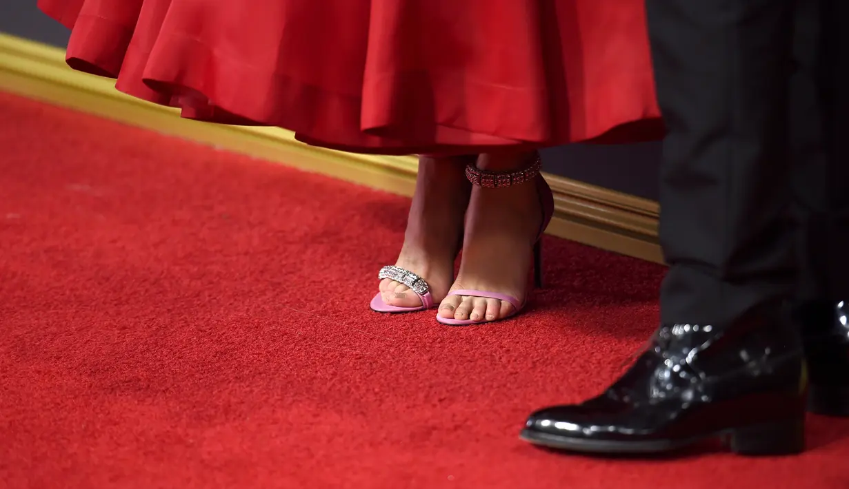 Detail sandal merah muda yang dikenakan Nicole Kidman pada ajang penghargaan Emmy Awards 2017 di Los Angeles, Minggu (17/9). Sandal dari Calvin Klein itu memiliki hiasan kristal yang berbeda pada bagian sepatu kanan dan kiri (Richard Shotwell/Invision/AP)