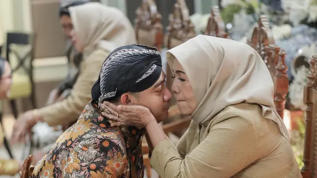 Kental Adat Jawa, Ini 7 Momen Tedak Siten Anak Tata Jeneeta dan Brotoseno