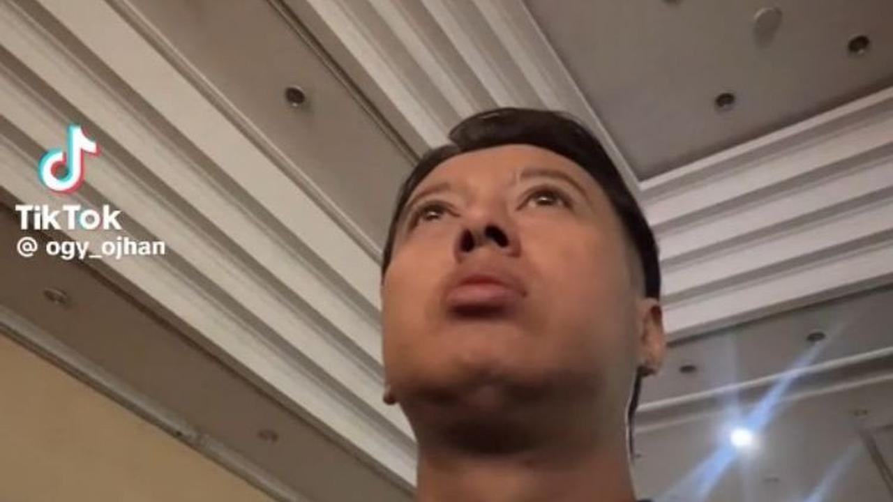 "Akhirnya beres juga perjuangan menyekolahkan mereka semenjak ditinggal Alm bapak stroke dan Almh mamah," tulisnya di awal video dengan mata yang berkaca-kaca.