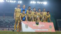 Pemain Dewa United berfoto sebelum laga melawan Liga Indonesia All-Star dalam perebutan tempat ketiga Piala Presiden 2025 di Stadion Si Jalak Harupat, Kabupaten Bandung, pada Sabtu (12/7/2025) malam WIB. (Bola.com/Bagas Lazuardi)