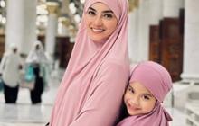 Potret Ririn Ekawati & Putri Bungsunya Umrah Bareng, Sama-sama Cantik dan Kompak dengan Baju Warna Senada