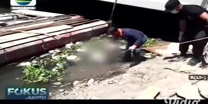 VIDEO: Jenazah Pria Mengapung di Bawah Proyek Jembatan Wonokromo