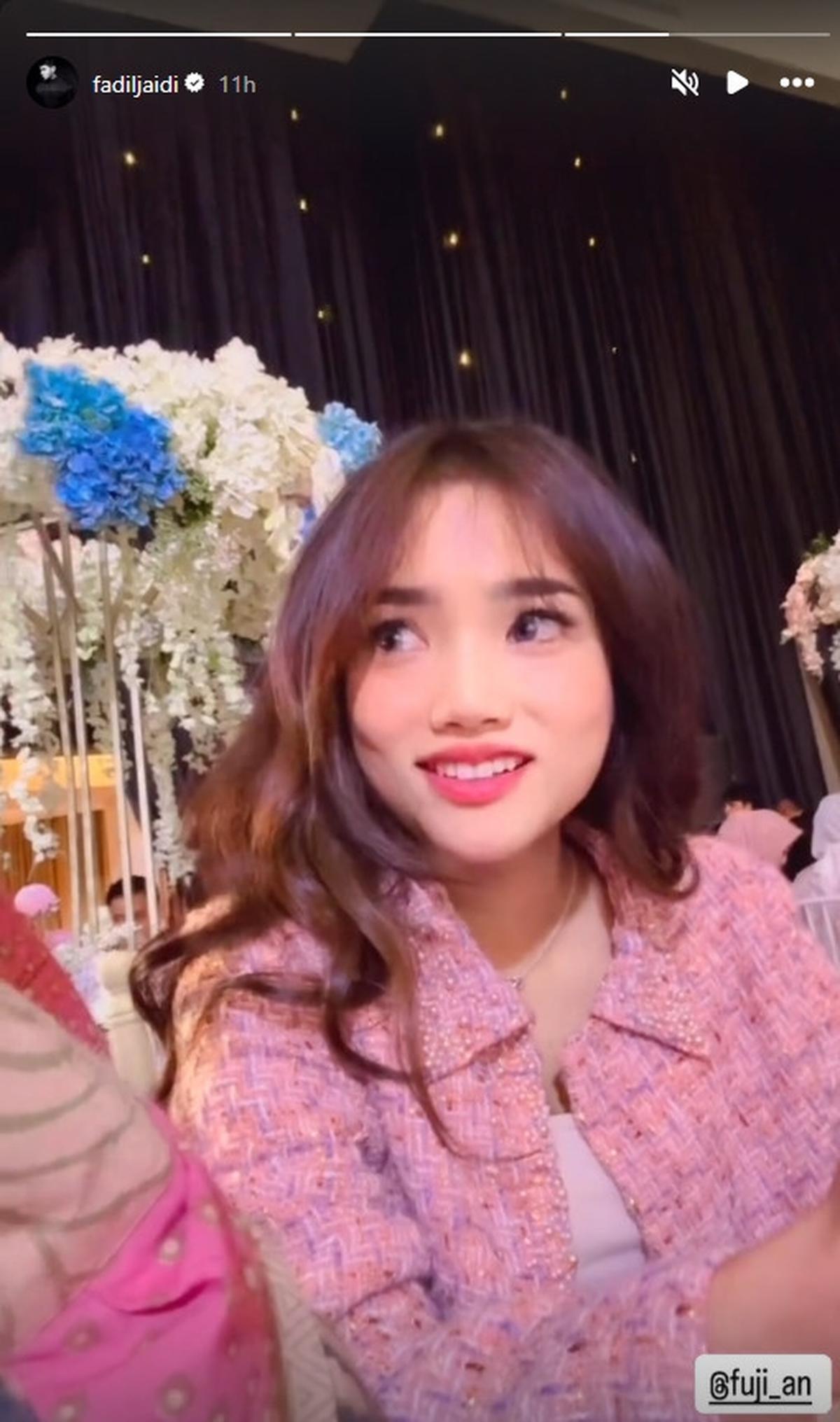 Potret Fadil Jaidi di Kondangan Vior, Nempel Terus Sama Fuji