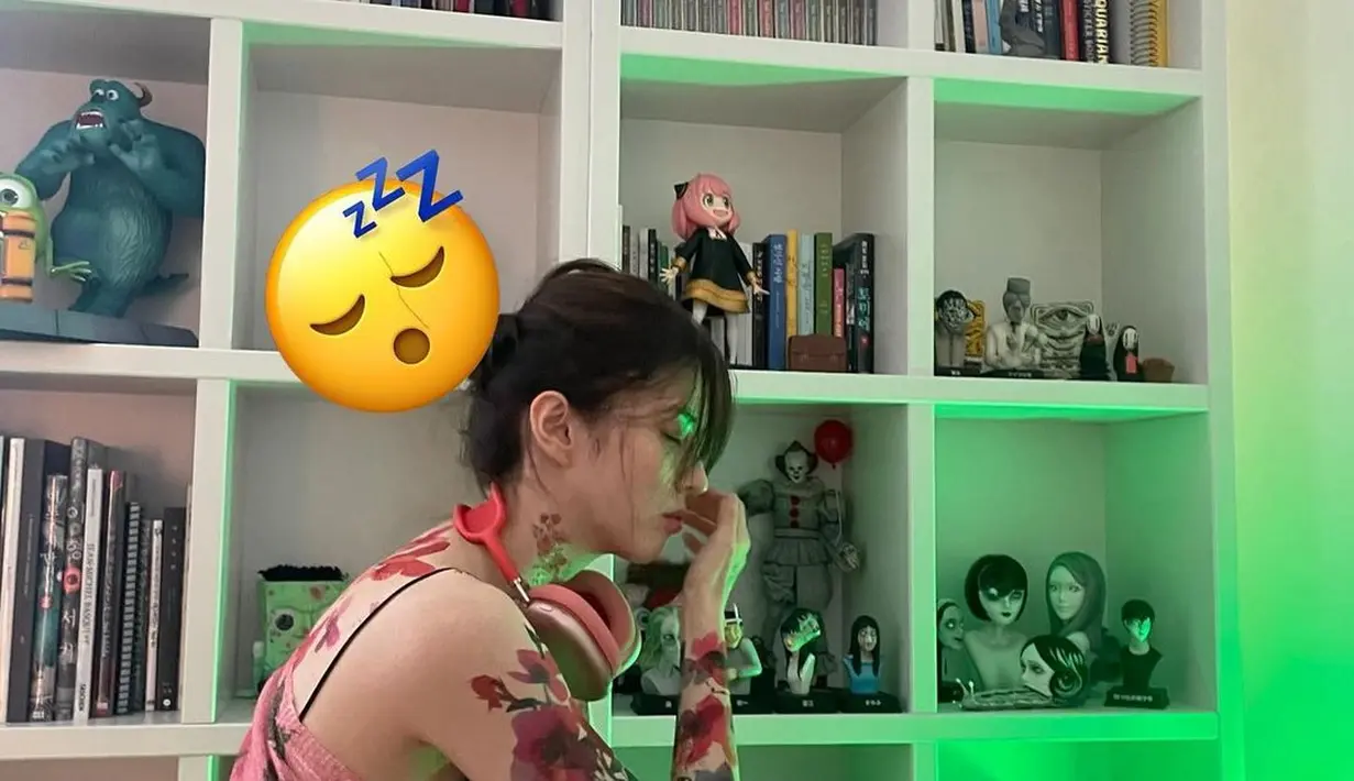 Baru-baru ini, Han So Hee memamerkan tato barunya yang berada di sekujur tubuh dengan gaya artistik [@xeesoxee]