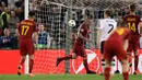 Pemain AS Roma Radja Nainggolan mencetak gol ke gawang Liverpool saat pertanding semifinal Liga Champions di Stadion Olimpico, Roma (2/5). (AP/Alessandra Tarantino)