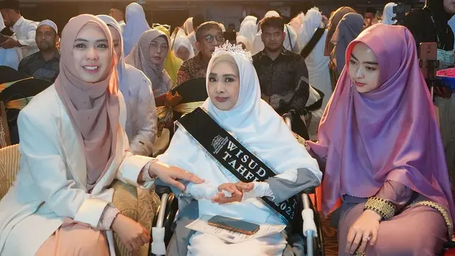 Ibu Ria Ricis Wisuda Tahfidz