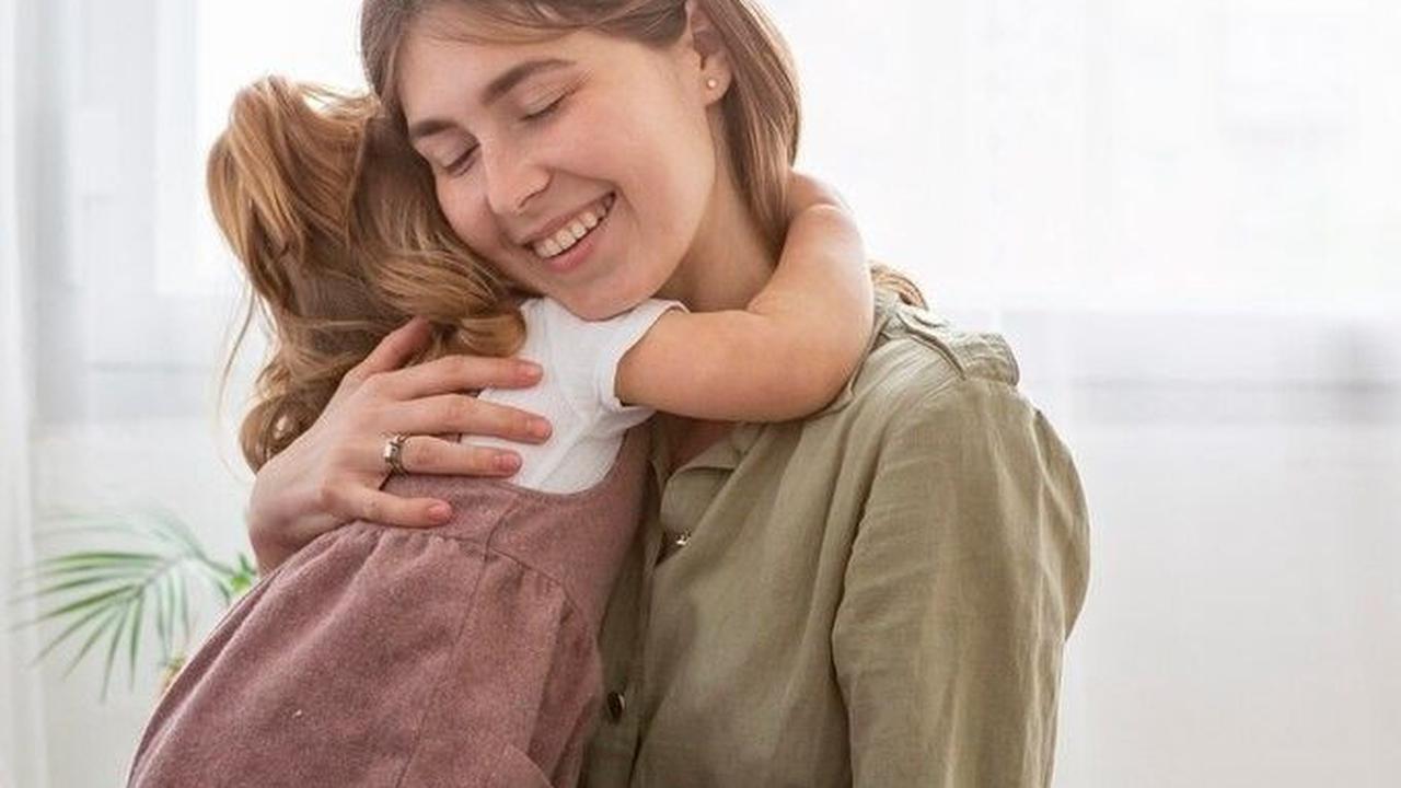 Orangtua juga dapat menggunakan pelukan sebagai alat untuk mendukung perkembangan mental anak, terutama dalam mengatasi kekecewaan atau masalah akademik.