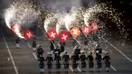 Anggota terbaik dari kesatuan Drum Swiss tampil dalam Festival Spasskaya Tower di Lapangan Merah, Moskow, Rusia (3/9). Festival berbasis internasional ini adalah acara tahunan yang berlangsung selama seminggu sejak 26 Agustus 2017. (Ivan Sekretarev/AP)