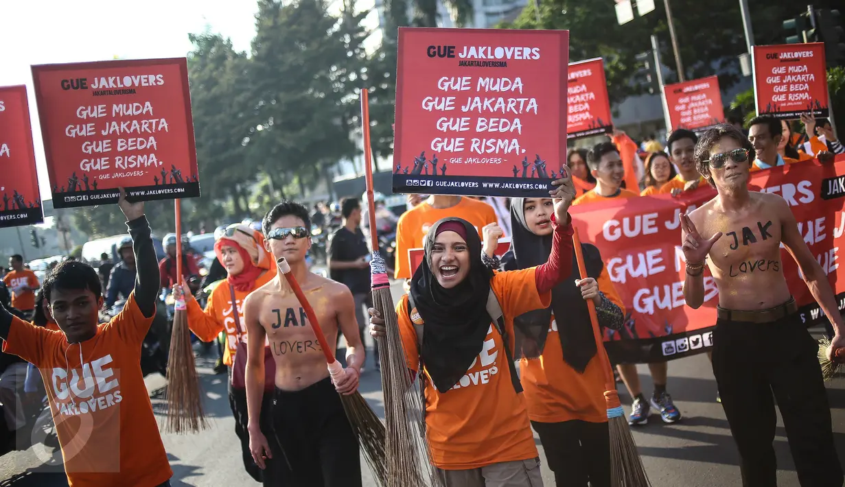 Aksi simpatik Jaklovers mendukung Wali Kota Surabaya Tri Rismaharini maju sebagai calon gubernur (cagub) pada Pilkada DKI 2017 dengan membawa sapu lidi dan poster, di Bundaran Patung Kuda, Jakarta , Minggu (31/7). (Liputan6.com/Faizal Fanani) 