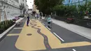 Sejumlah warga bermain di "jalan sejuk" yang disediakan di Waltergasse, Wina, 20 Juli 2020. Wina menyediakan 22 "jalan sejuk" bagi warga yang ingin menyejukkan diri, lengkap dengan berbagai fasilitas seperti mainan, alat olahraga dan air bersih gratis hingga 20 September 2020. (Xinhua/Guo Chen)