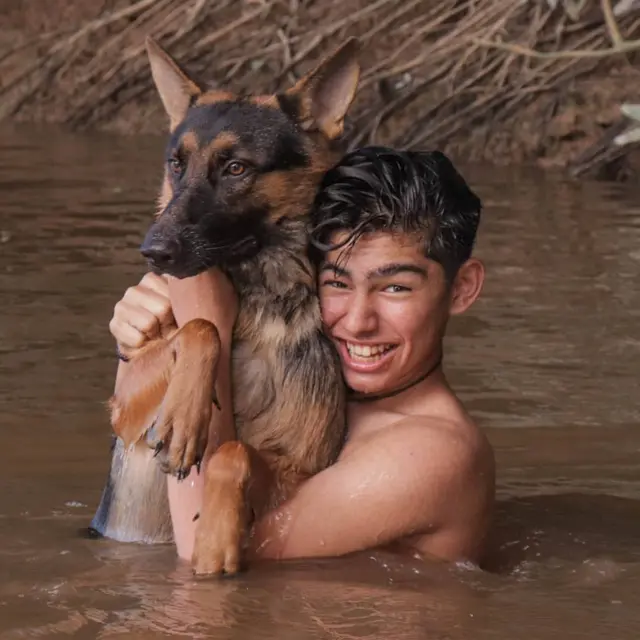 Siapa Andrew Kalaweit? Bocah Tampan yang Tinggal di Hutan Kalimantan