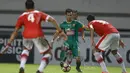 Aksi pemain Sriwijaya FC, Maldini Pali saat menerobos pertahanan Persija Jakarta pada laga Liga 1 2017 di Stadion Wibawa Mukti, Cikarang, Jumat (16/6/2017). Persija menang 1-0. (Bola.com/Nicklas Hanoatubun)