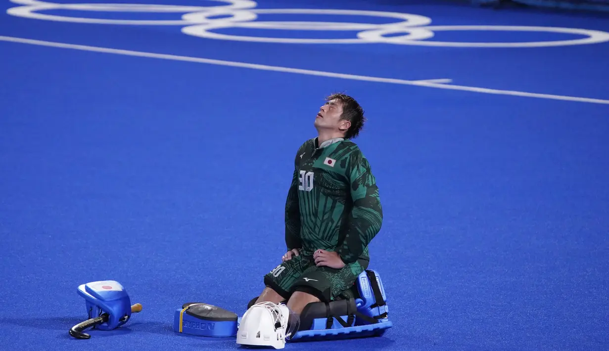 Kiper Jepang Takashi Yoshikawa bereaksi setelah timnya kalah dari Spanyol dalam pertandingan hoki lapangan putra Olimpiade Tokyo 2020, pada 28 Juli 2021, di Tokyo, Jepang. (AP Photo/John Locher)