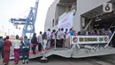 Anggota keluarga korban jatuhnya pesawat Lion Air JT 610 berdatangan di Dermaga JICT 2 Tanjung Priok, Jakarta, Selasa (29/10/2019). Ratusan keluarga korban mengikuti tabur bunga untuk mengenang satu tahun jatuhnya pesawat Lion Air JT 610 di perairan Tanjung Karawang. (Liputan6.com/Herman Zakharia)
